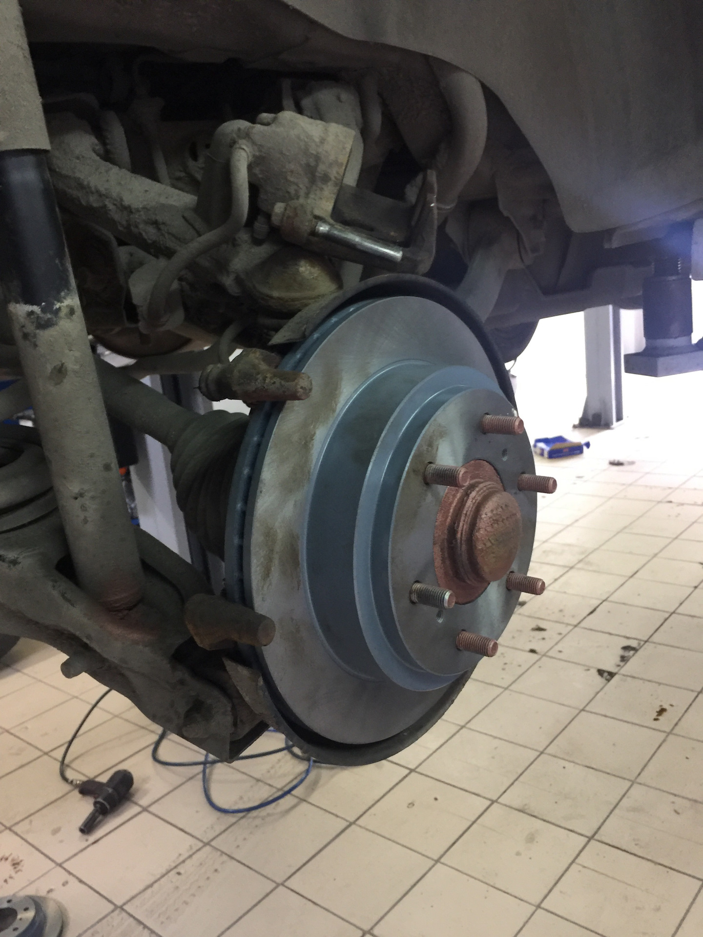 Mitsubishi Padjero IV замена задних дисков + колодки — Mshops на DRIVE2