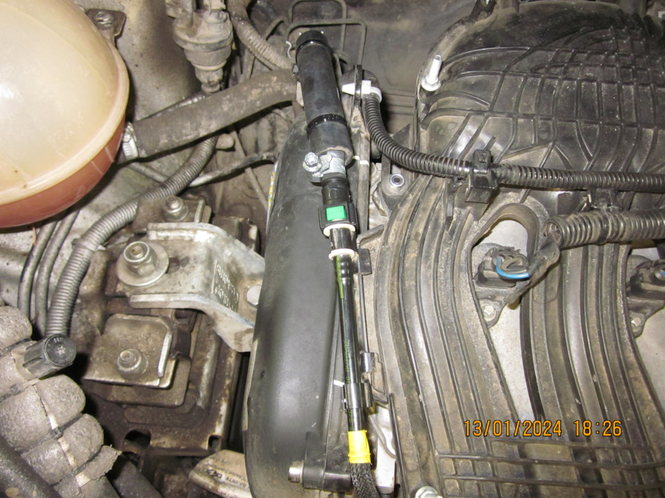 Переделанное соединение топливного шланга с неоригинальным топливным разъёмом — Lada Vesta SW (1G). Запчасти на фото: 13012024