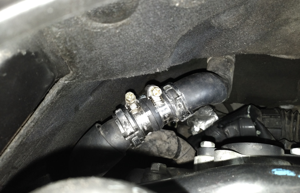 На всякий случай затянул вторую пару хомутов. — Infiniti G25