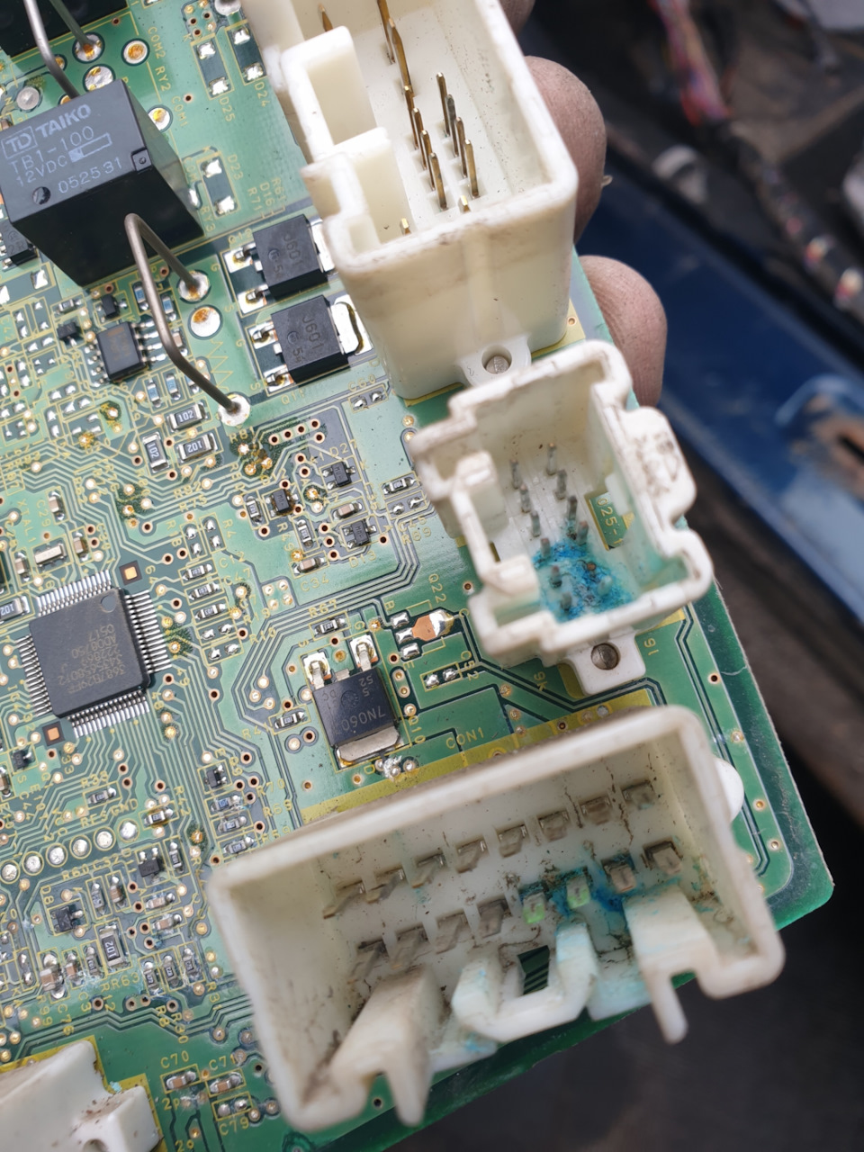 В одной из фишек отгнил пин и второй рядом при очистке также отпал — Mazda 6 (1G) GG