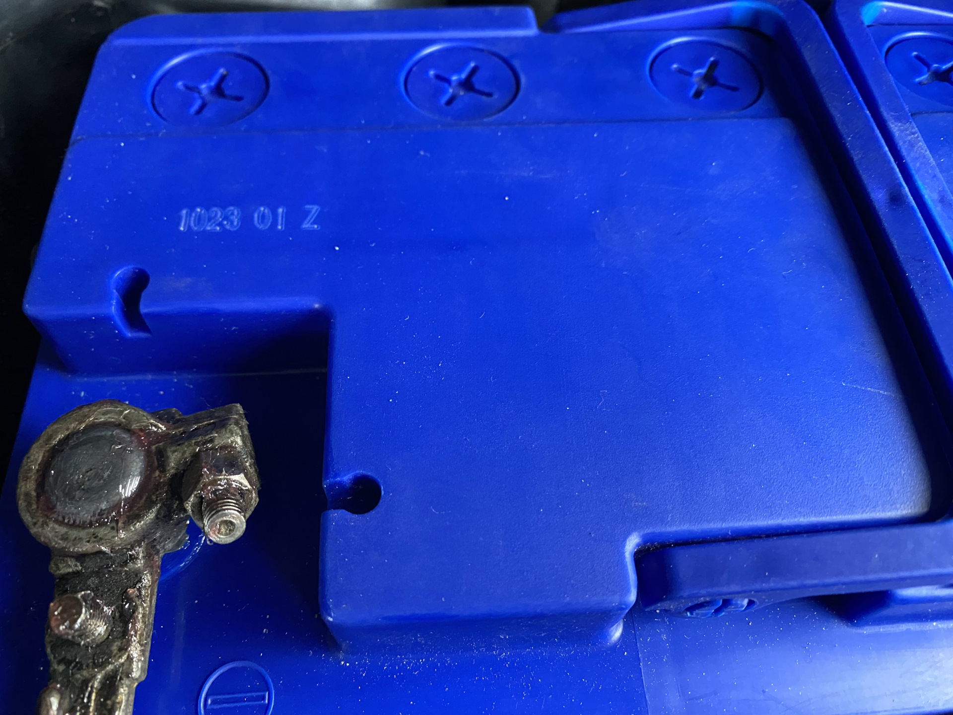 Аккумулятор на морозе. Размороженный автомобильный аккумулятор. Как правильно зарядить аккумулятор после мороза. Надо ли заряжать новый акб на машину. Как правильно зарядить аккумулятор после мороза.