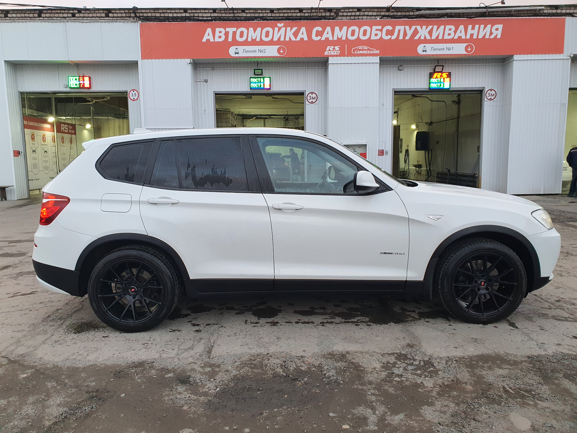 Черные и серебристые диски на белой машине. — BMW X3 (F25), 3 л, 2012 года  | колёсные диски | DRIVE2