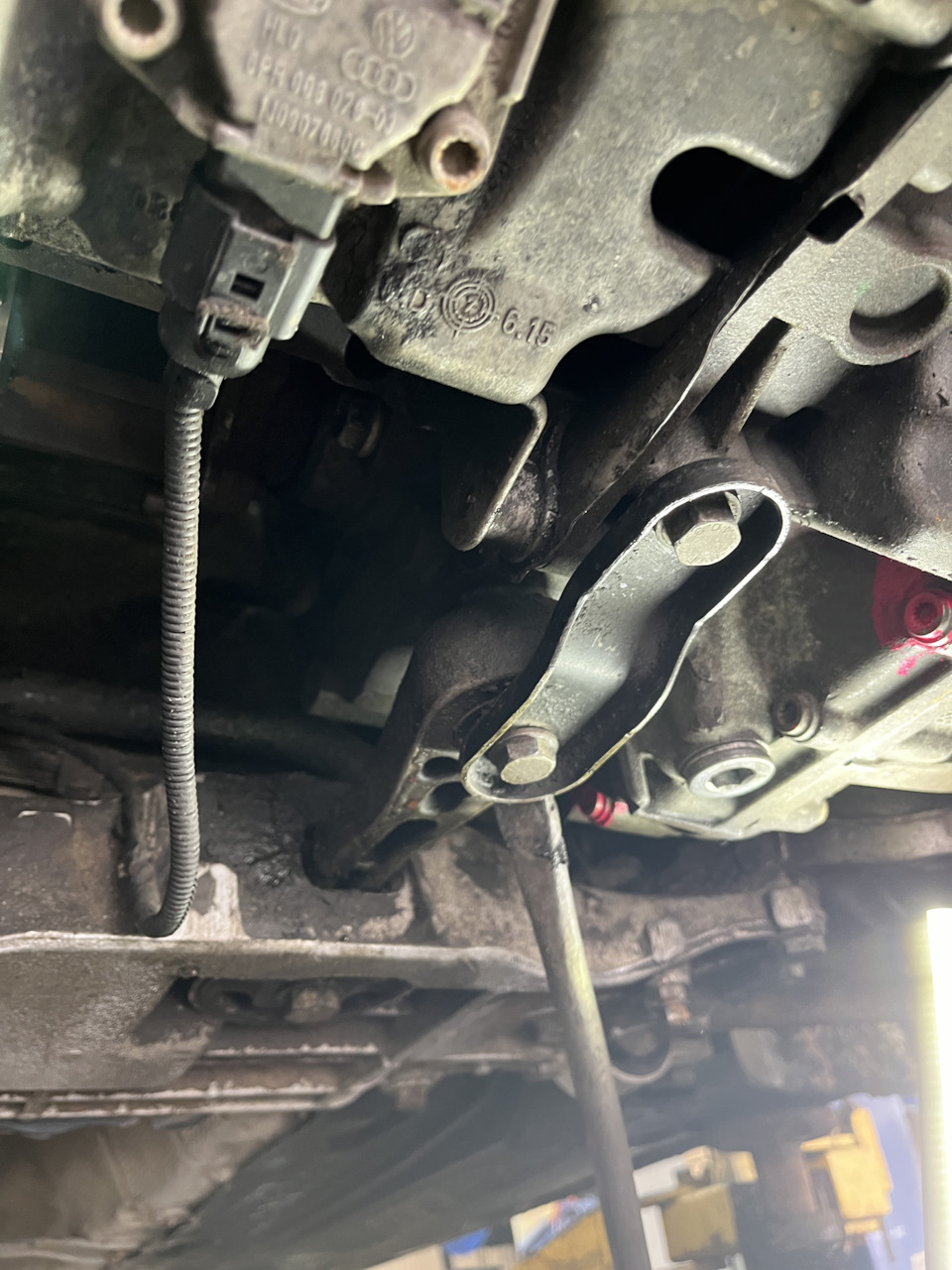 замена задней опоры двигателя — Volkswagen Touran (1G), 1,9 л, 2007 ...