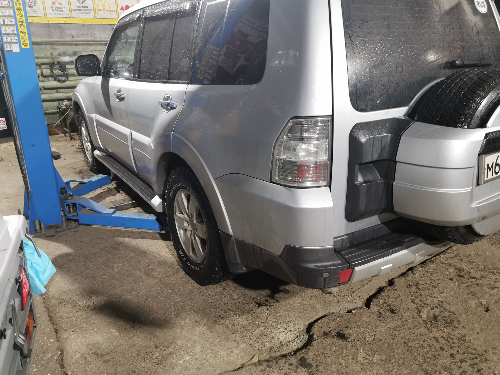 Замена задних пружин Паджеро 4 3.0 — Mitsubishi Pajero (4G), 3 л, 2008 ...