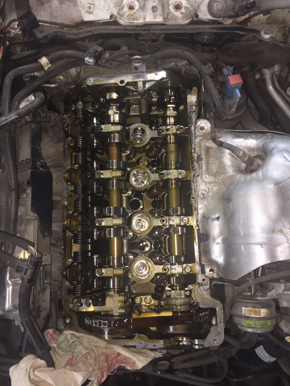 Из под клапанной крышки то же текло — прокладку под замену, в том числе и уплотнительные кольца датчиков детонации распредвалов. — BMW 1 series (F20)
