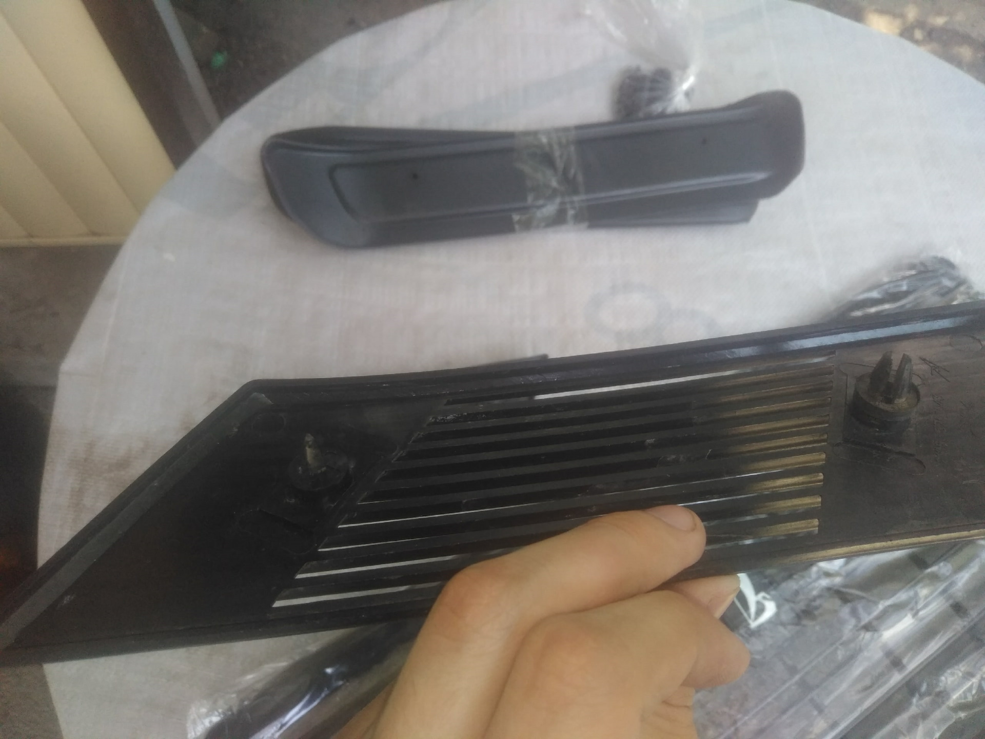 Монтаж ветровиков на автомобиль. Монтаж ветровиков. Дефлектор автомобильный на двери. Дефлекторов окон с резиновым крепежом демонтаж. Снятие дефлекторов боковых окон.