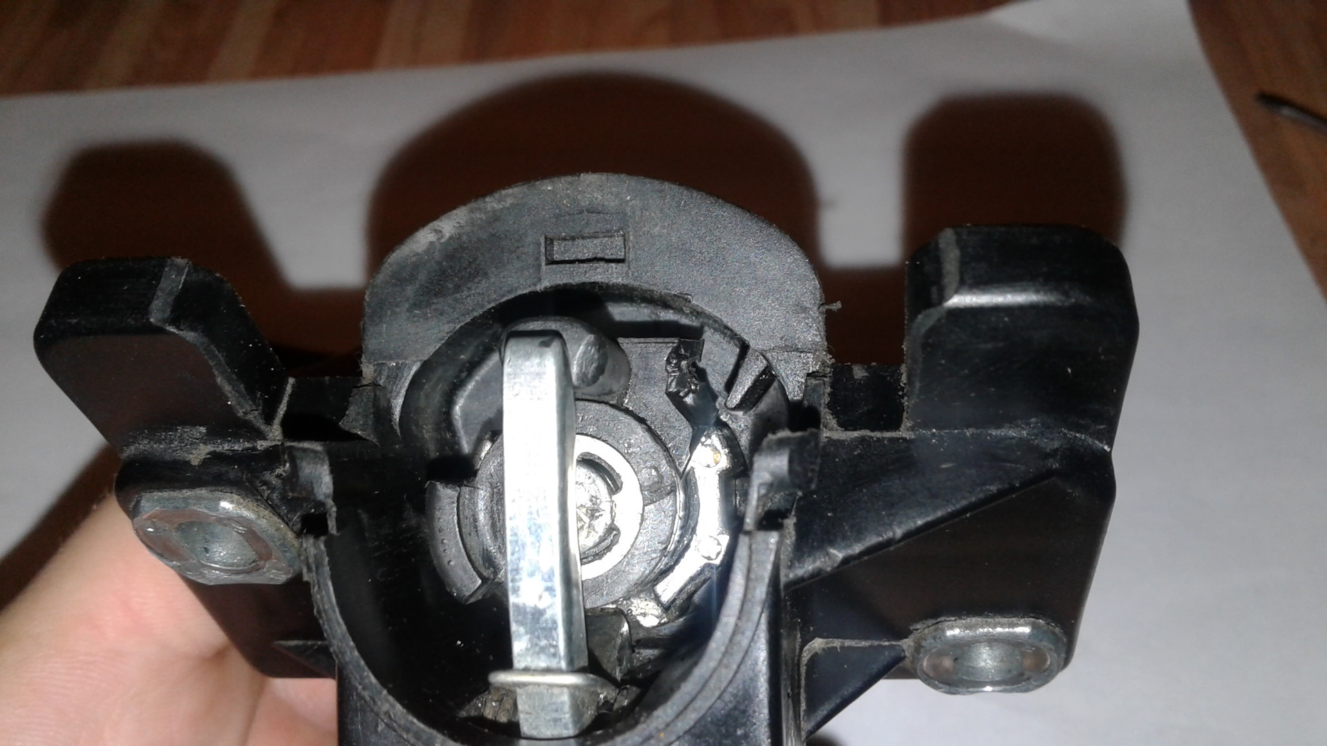 замок багажника мицубиси asx разобранный. замок багажника соната. привод замка багажника на ауди а4 b8 2013. замок крышки багажника рено колеос. замок багажника passat b4.