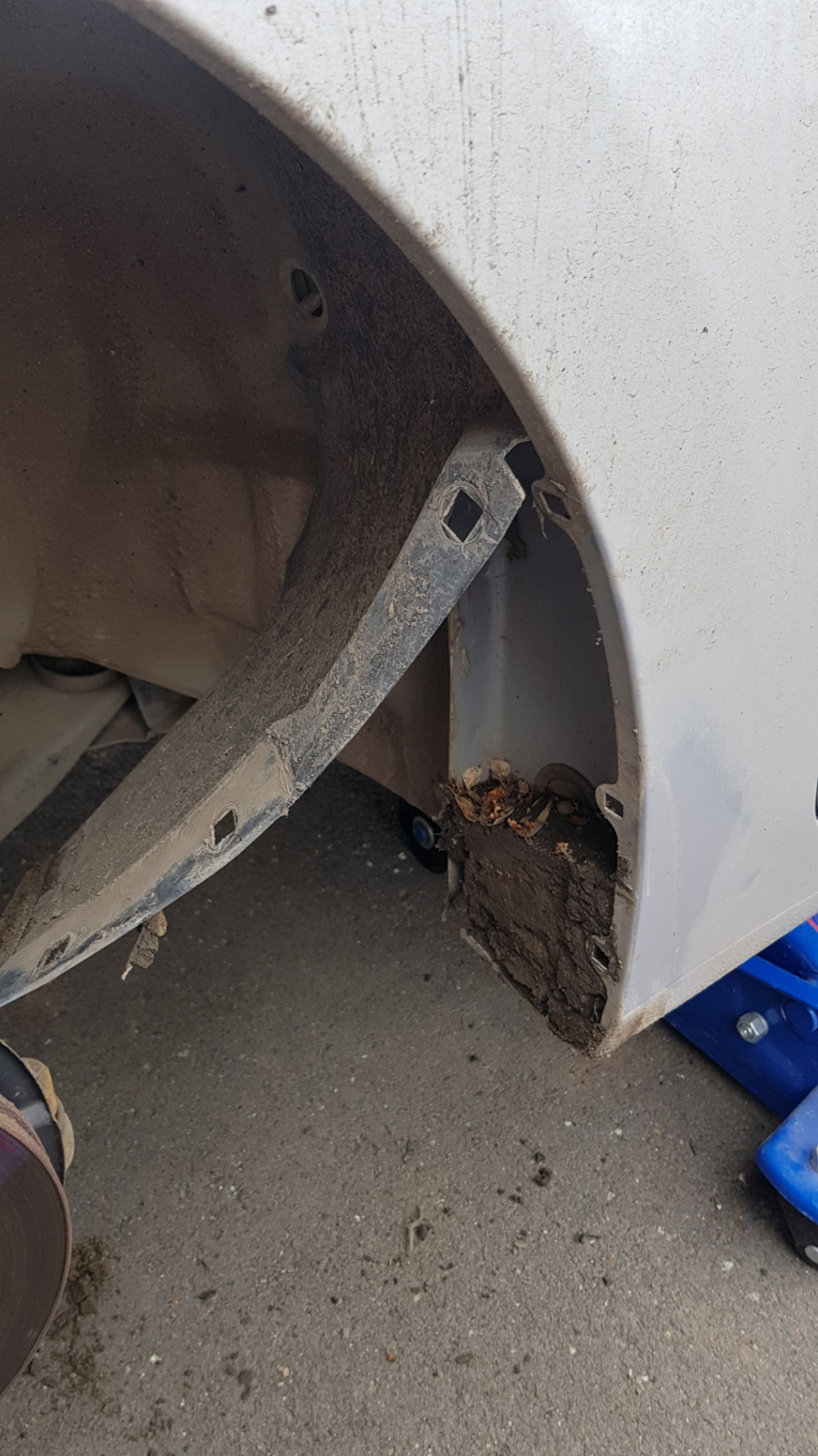 Снял подкрылок а там 😔😔😔 — Hyundai Solaris, 1,6 л, 2015 года | своими ...