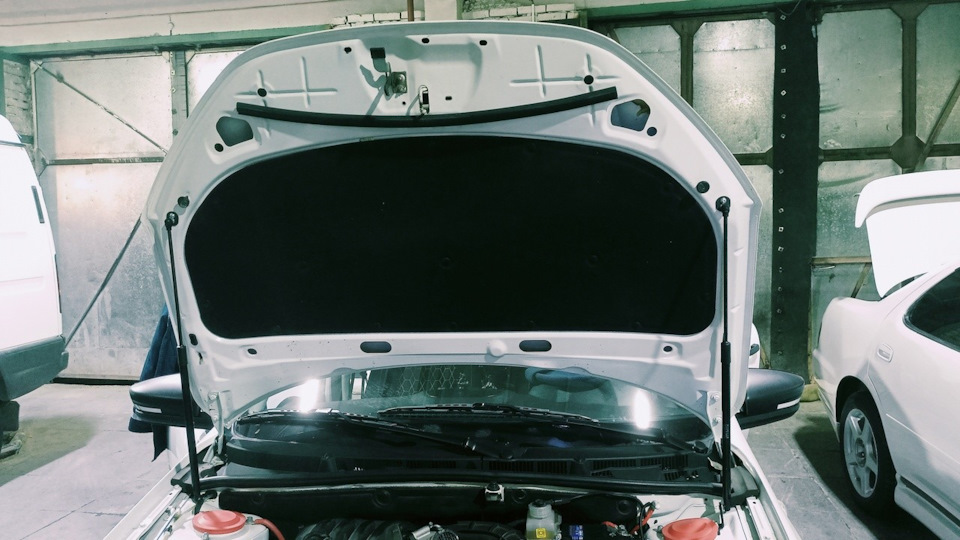 Газовые упоры капота. — Lada Гранта Лифтбек (2G), 1,6 л, 2021 года ...