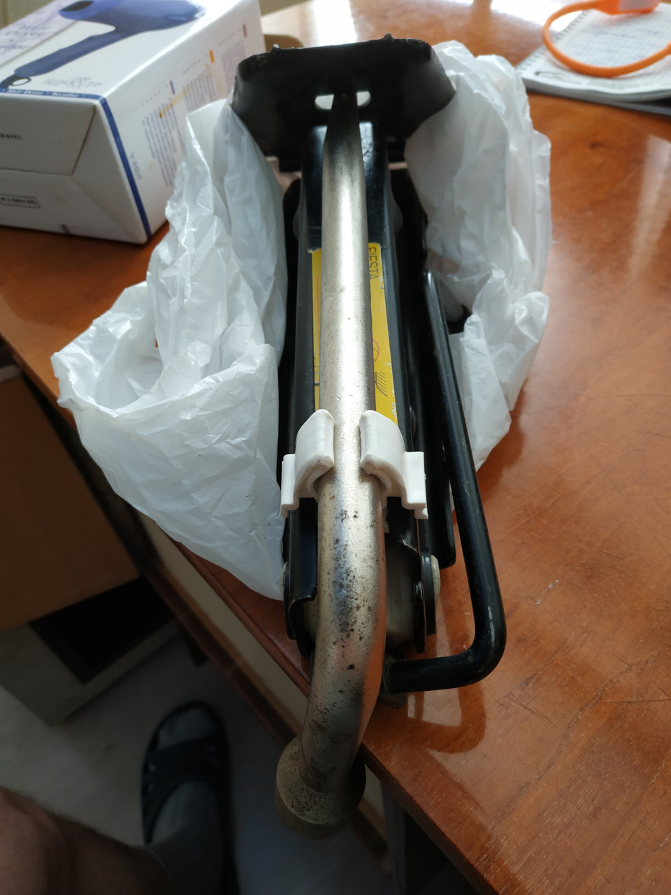 "Органайзер" баллонного ключа на домкрате — Ford Fiesta (Mk V), 1,6 л ...