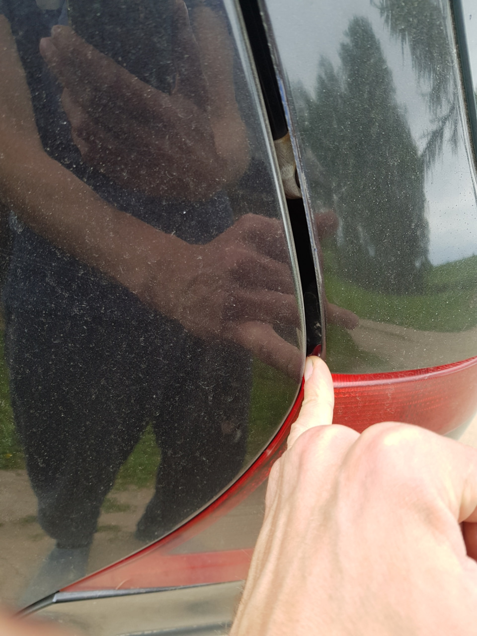 Дверь багажника как то регулируется? — Volkswagen Golf Mk4, 1,9 л, 2000 ...