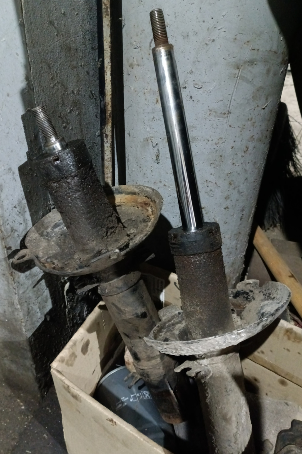 Стойки совсем мертвые. Из одной не только масло, но и воздух ушёл. — Skoda Octavia Combi A4 Mk1