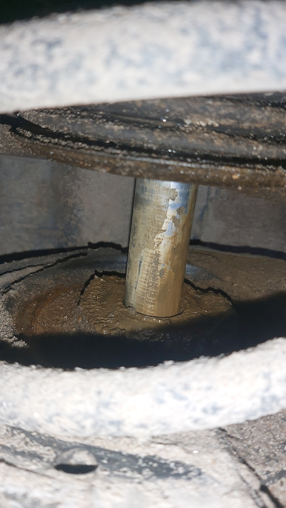 Шток грязный, значит не рабочий уже — Mercedes-Benz C-Class (W203)