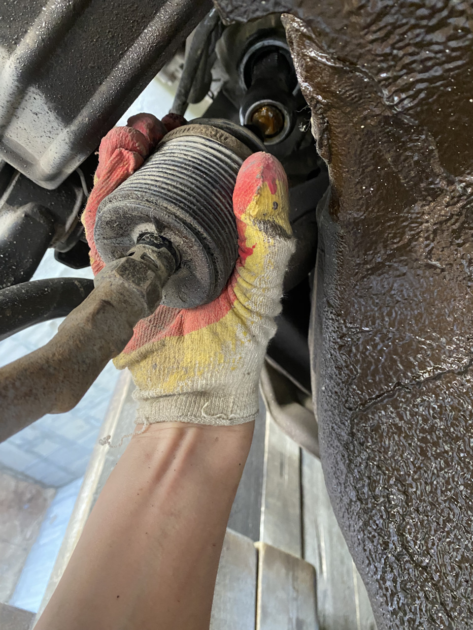 Сдергиваем на себя в сторону наконечника — Hyundai Tucson (JM)