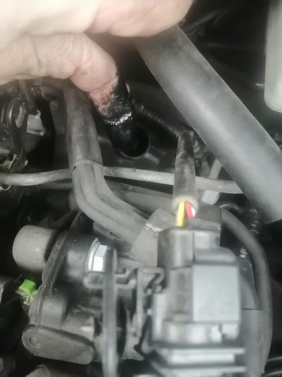 Засунул палец куда вставляется трубка с вкг, а там трендец. — Ford Kuga (1G)