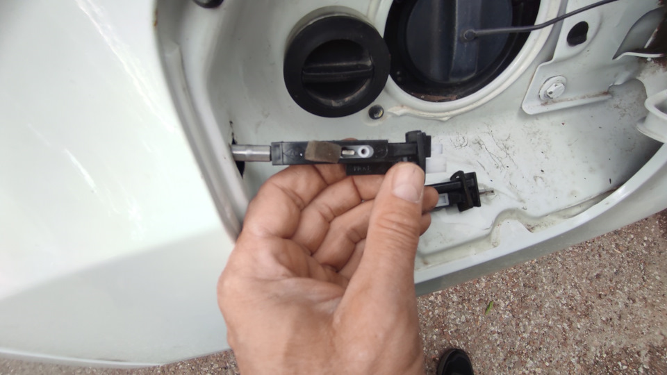 Замена замка лючка бензобака 788276143R Дастер. — Renault Duster (1G ...