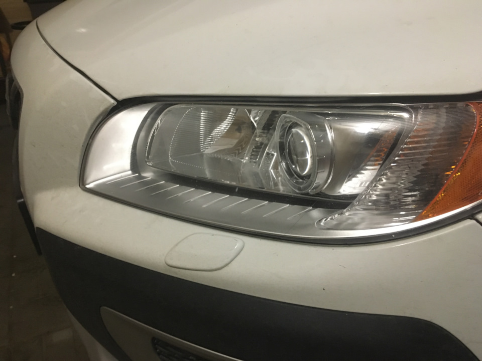На машине. Со слов супруги свет улучшился координально. — Volvo XC70 III