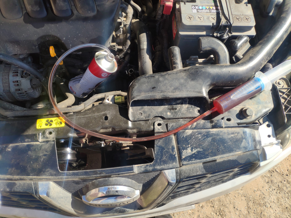 Можно заметить, что пользуясь снятым бампером, поставил новые гудки (они краем засветились на этой фотке), но это уже совершенно другая история. — Nissan Qashqai (1G)