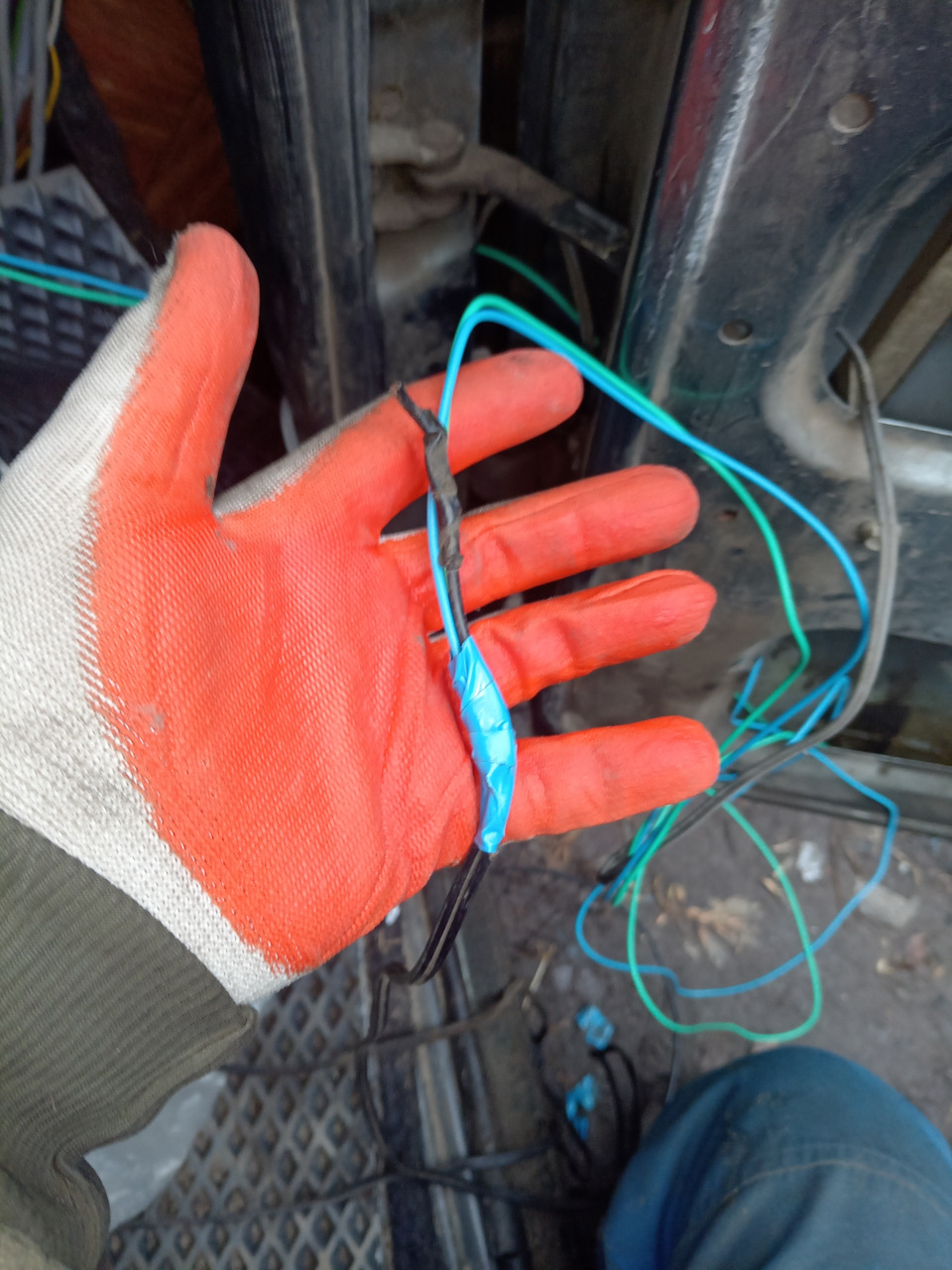 С помощью проводов старых активаторов заводил новые провода состав их изолентой. — Lada 2120 Надежда