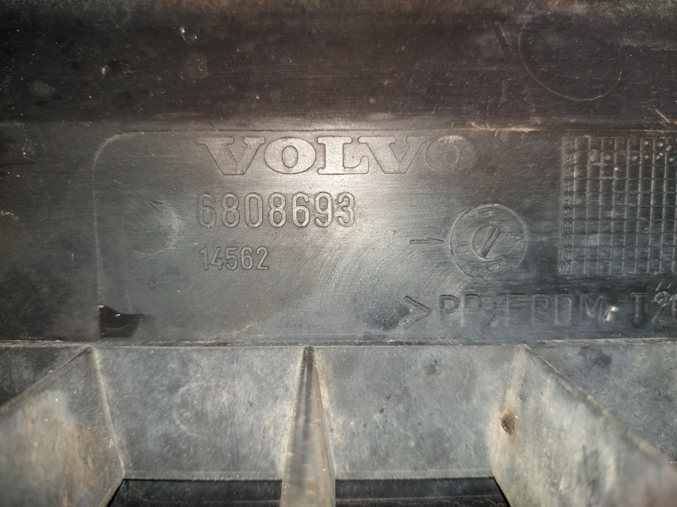 Volvo 6808693 Направляющая воздуха под бампер передний. на Volvo 850. Б ...