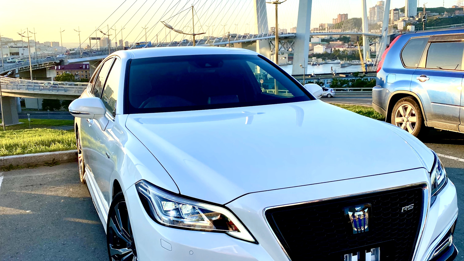 Какой краун лучше. Toyota crown s220. тойота кроун атлет 2019. диски моделиста. тойота краун гибрид 2019 фото.