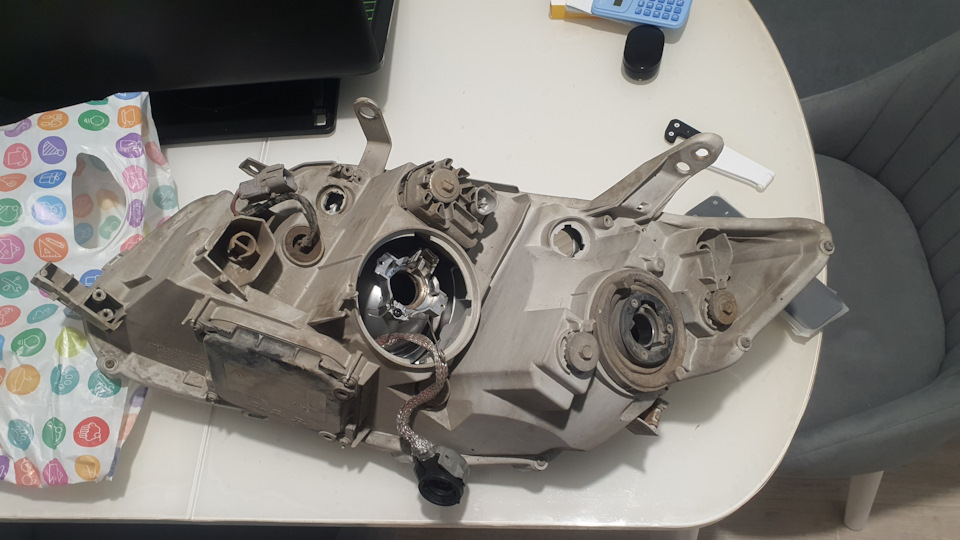 Откинуты почти все лишние детали — Toyota Corolla Fielder (E140)