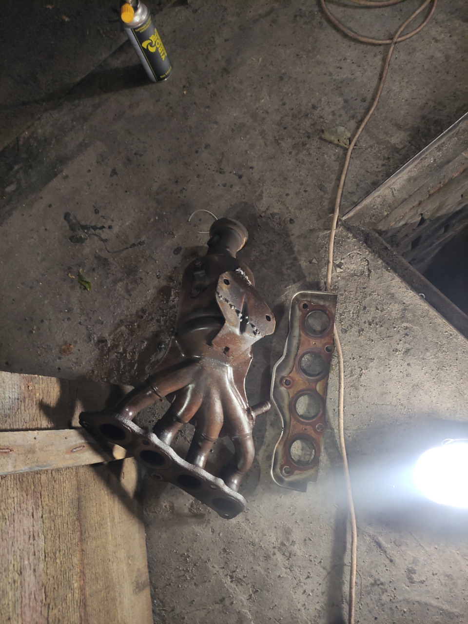 Сам коллектор вытягивали через низ, открутив все нижние распорки. — Mazda 3 (1G) BK