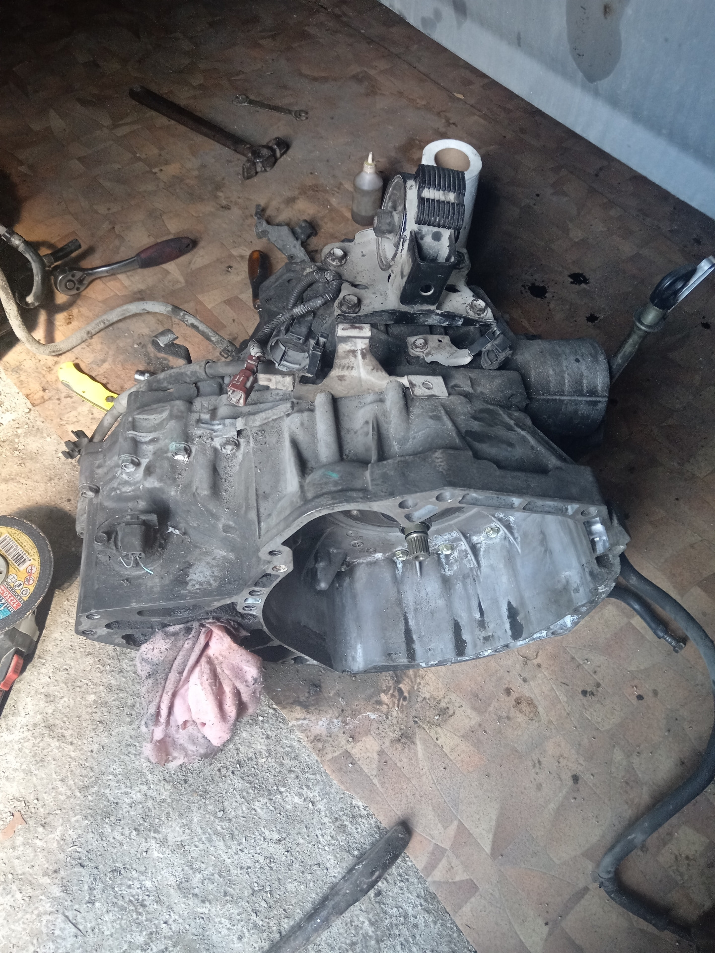 Коробка для sr20de. Аксио замена в акпп со снятием гидроблока. Снятие акпп ниссан. Nissan almera classic акпп гидроблок. Прокладка акпп nissan wingroad y12.