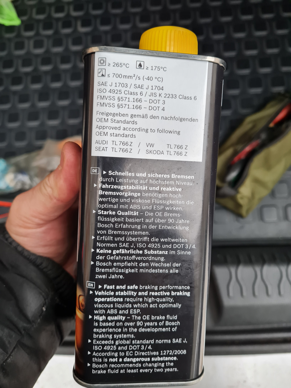 какую тормозную жидкость заливать в весту. 8 mbBxnpFlX1HjNoO4 JiK96DLw 960. какую тормозную жидкость заливать в весту фото. какую тормозную жидкость заливать в весту-8 mbBxnpFlX1HjNoO4 JiK96DLw 960. картинка какую тормозную жидкость заливать в весту. картинка 8 mbBxnpFlX1HjNoO4 JiK96DLw 960. В жизни моей машины одновременно наступили три события:1) Возраст Весты перевалил за три года;2) Пробег приблизился к отметке 60 тыс. км;3) Содержание воды в тормозной жидкости достигло 3%.Все эти три события укрепили меня в мысли, что наступило время проведения планового ТО тормозной системы, а точнее полной замены тормозной жидкости в Весте.Тем более, что достаточно удачно подвернулась необходимость посетить город Гомель, где живет и работает Сергей (Datsun on-DO ДрЯнИк), который специализируется на ремонте и обслуживании тормозных систем автомобилей, восстановлении тормозных суппортов, проведении технического обслуживания.На выбор Сергей предложил несколько наименований тормозной жидкости разных производителей и в разном ценовом диапазоне, начиная с бюджетной TRW по 14 руб/л и заканчивая ATE по 29 руб/л. Тормозную жидкость решил залить Bosch ENV4. Она соответствует допуску DOT4, полностью совместима с системами ABS и ESP, но имеет более высокую температуру кипения и срок службы.
