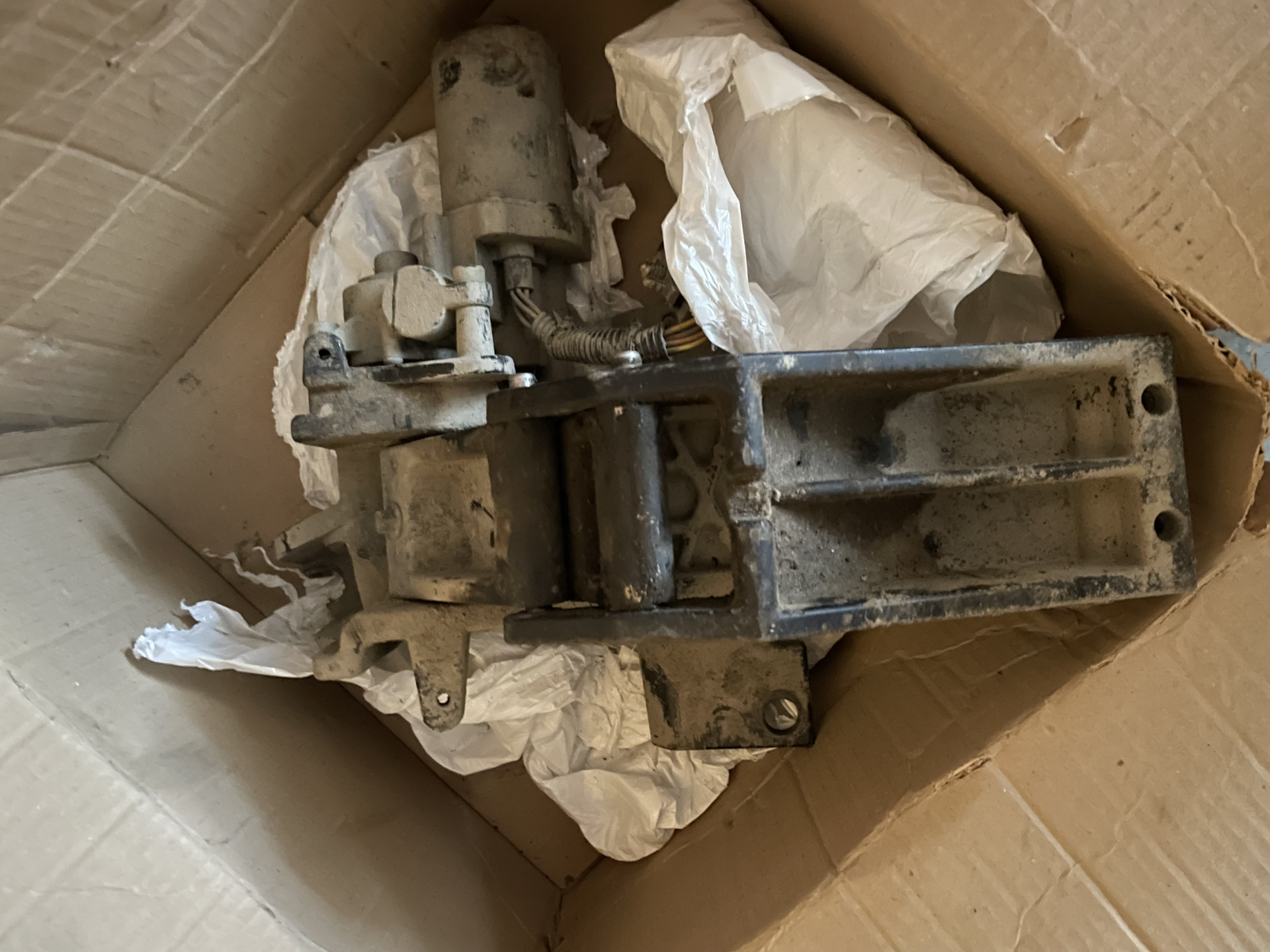 Замена кронштейна подножки — Land Rover Range Rover (4G), 5 л, 2014 ...