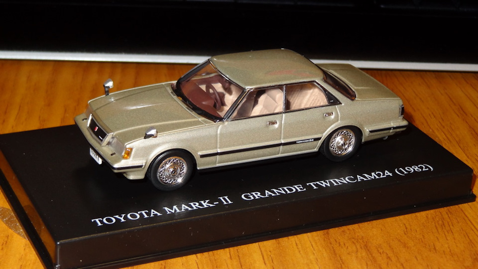 Toyota Mark II Grande Twin Cam 24 GX61 (1982) Aoshima DISM
