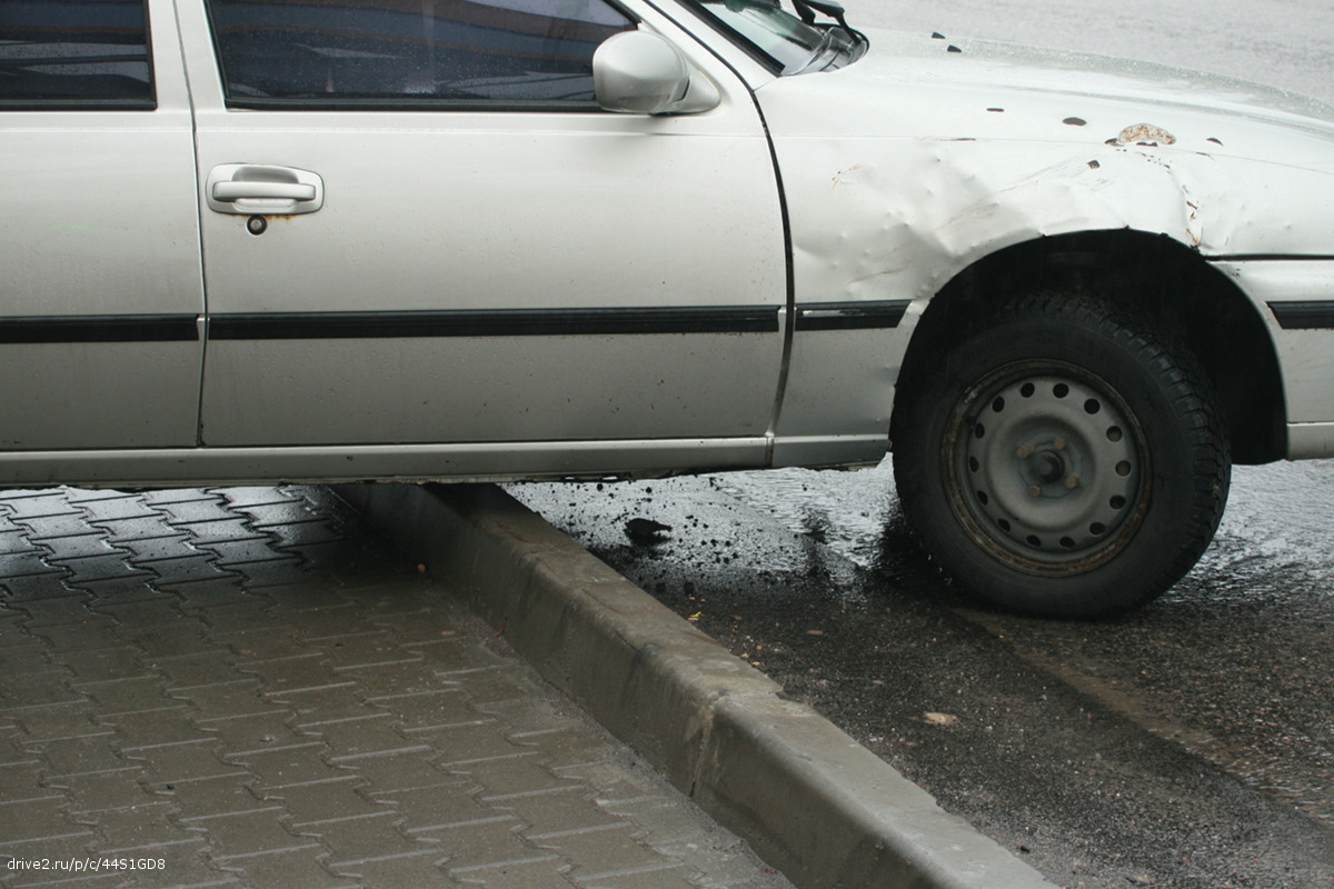 нексия синяя на подъемнике. штатные места для домкрата на дэу нексия n150. Daewoo nexia дорожный просвет. дорожный просвет нексия 150. поднять дэу нексия.