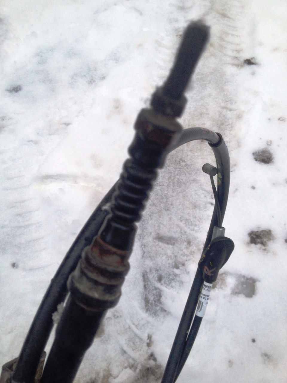 Трос стояночного тормоза правый HONDA 47510-SEA-E03 б.у. — Honda Accord (7G). Запчасти на фото: 47510SEAE03