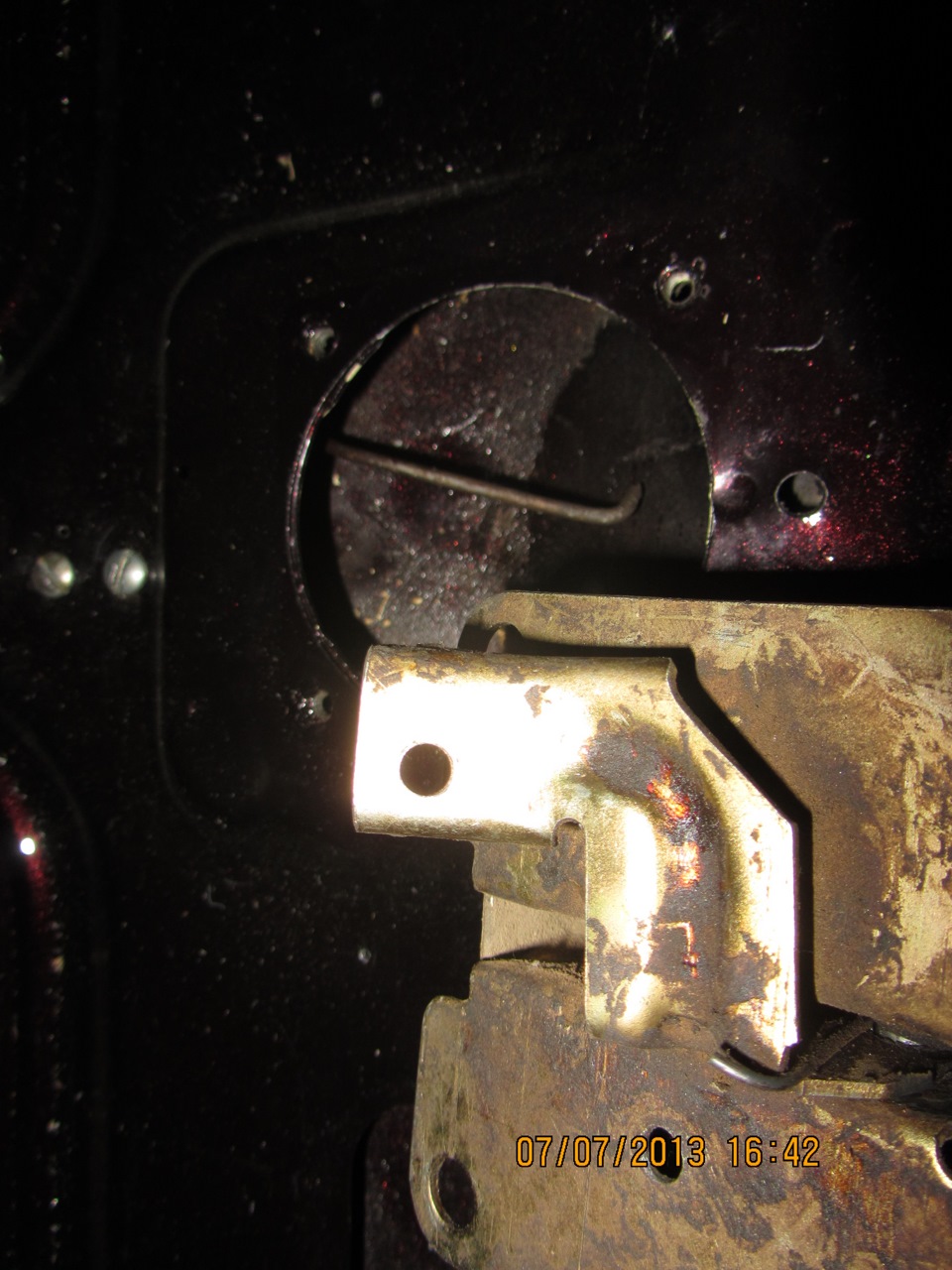 Кроим багажник. Часть 4. Скрытая установка электрозамка. — ГАЗ 2410, 3 ...