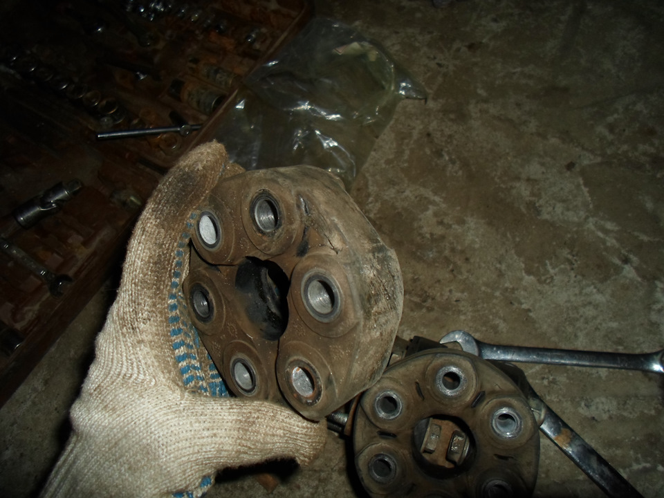 А вот собственно и виновница смены обеих старых муфт, тоже отслоение и тоже в одном месте но уже более серьезное. Её я приметил еще при покупке в первый раз, но в виду того что ехать надо было срочно по работе, решил все таки установить её за не имением лучшего под рукой. Отслоение резины немного увеличилось, но эта муфта тоже на голодный день вполне себе пойдет. За примерно 5000км пробега её не разорвало, значит еще по ходит. — Lada 4x4 3D