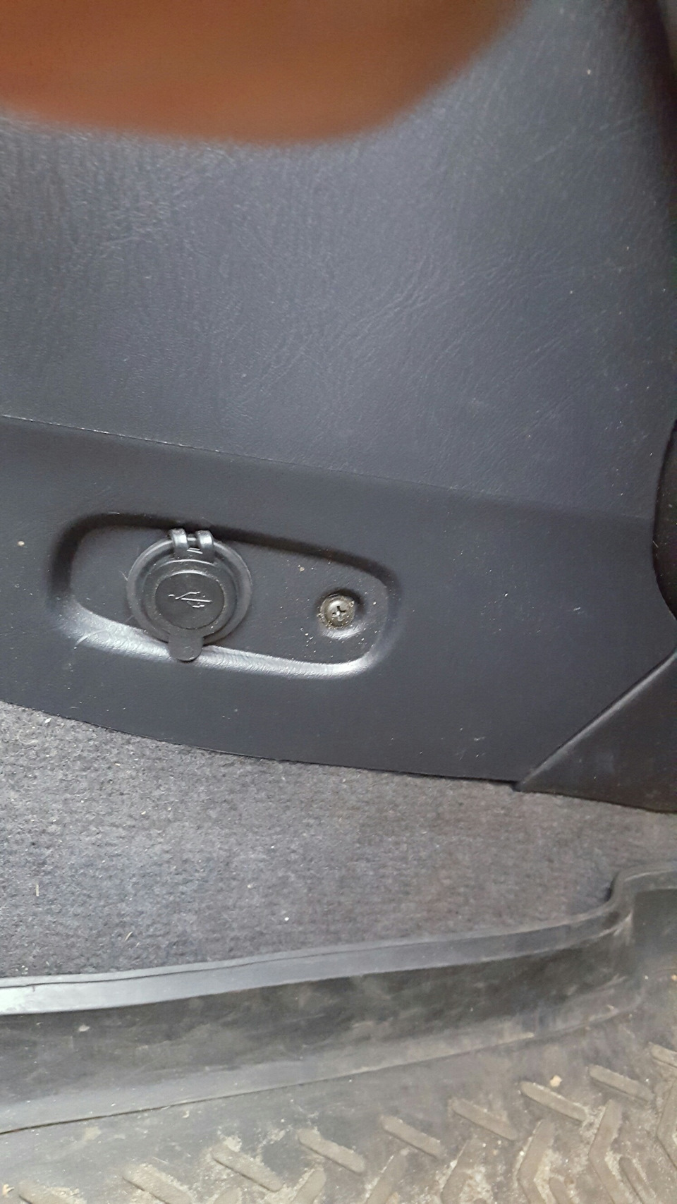 Зарядка USB в штатное гнездо — Nissan Almera Classic (B10), 1,6 л, 2010 ...