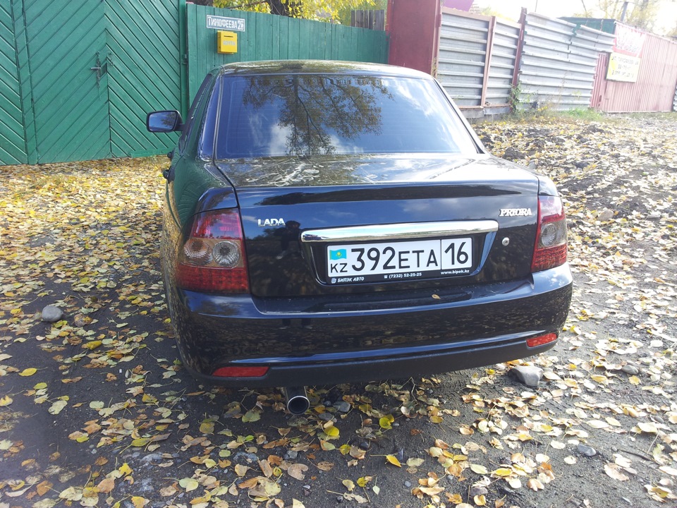 Закатываем задние фары темной пленкой — Lada Приора седан, 1,6 л., 2014 ...