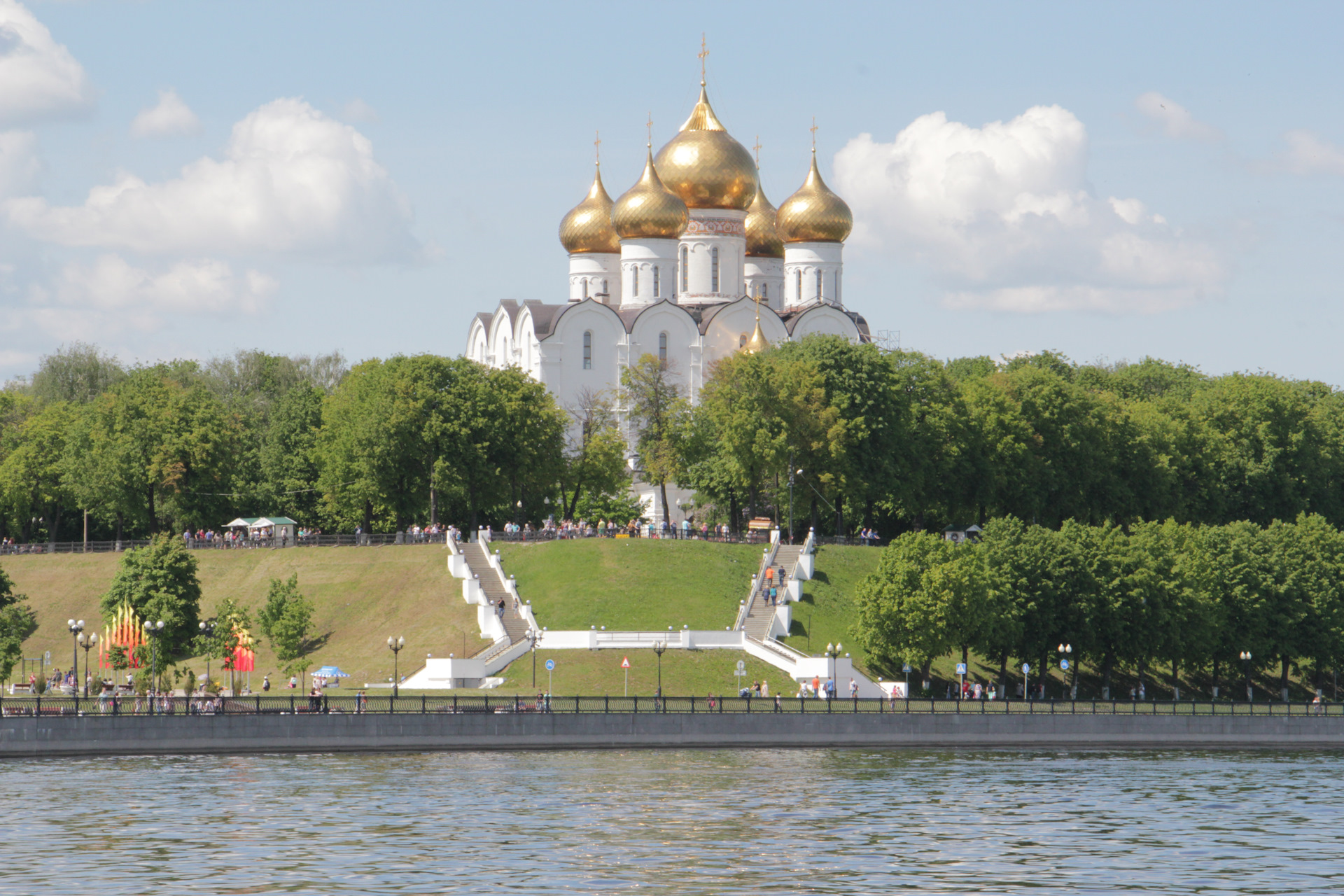 Успенский собор рядом с Волгой