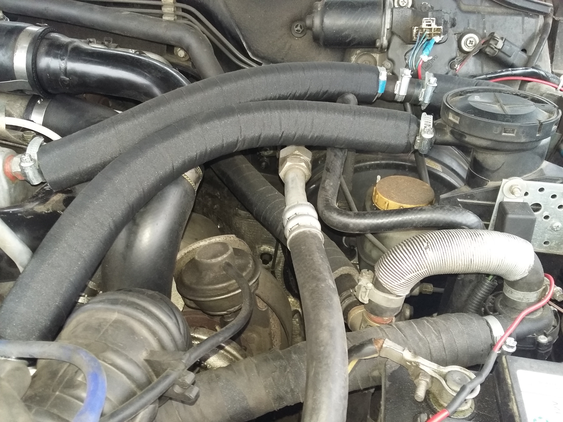 Ауди а6с5 трубки топливопровода. Силиконовые патрубки системы впуск mazda cx-7. Смарт 451 патрубки под капотом. Шланги под капот. Дренажные трубки под капотом.