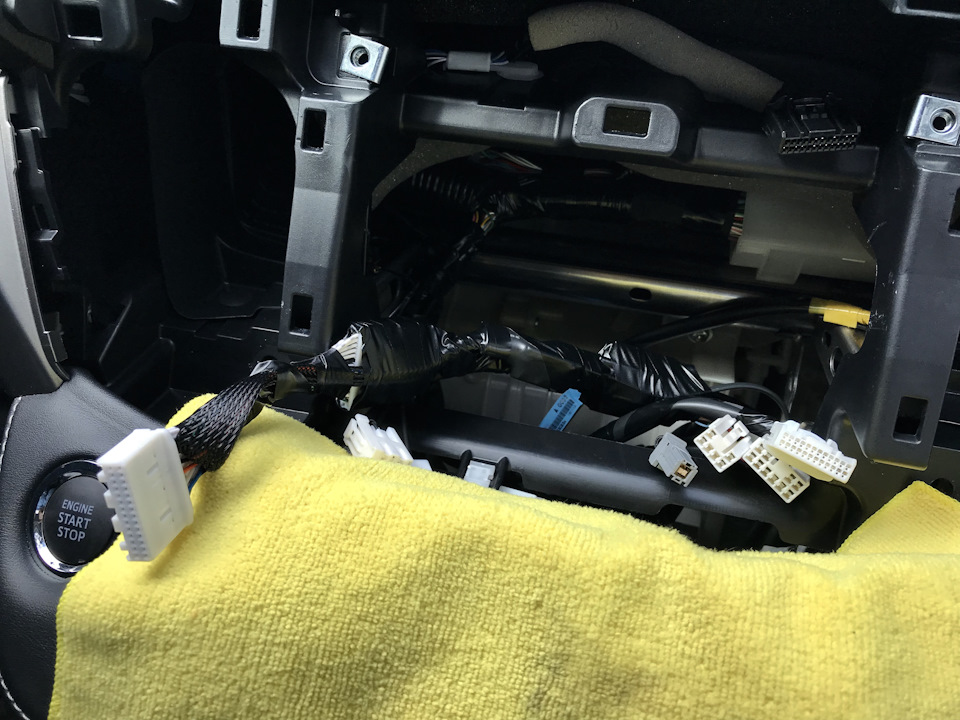 Коса из проводов достаточно компактна, я сначала думал будет все намного печальней! При желании можно приставку упрятать за телевизор! — Toyota RAV4 (IV)