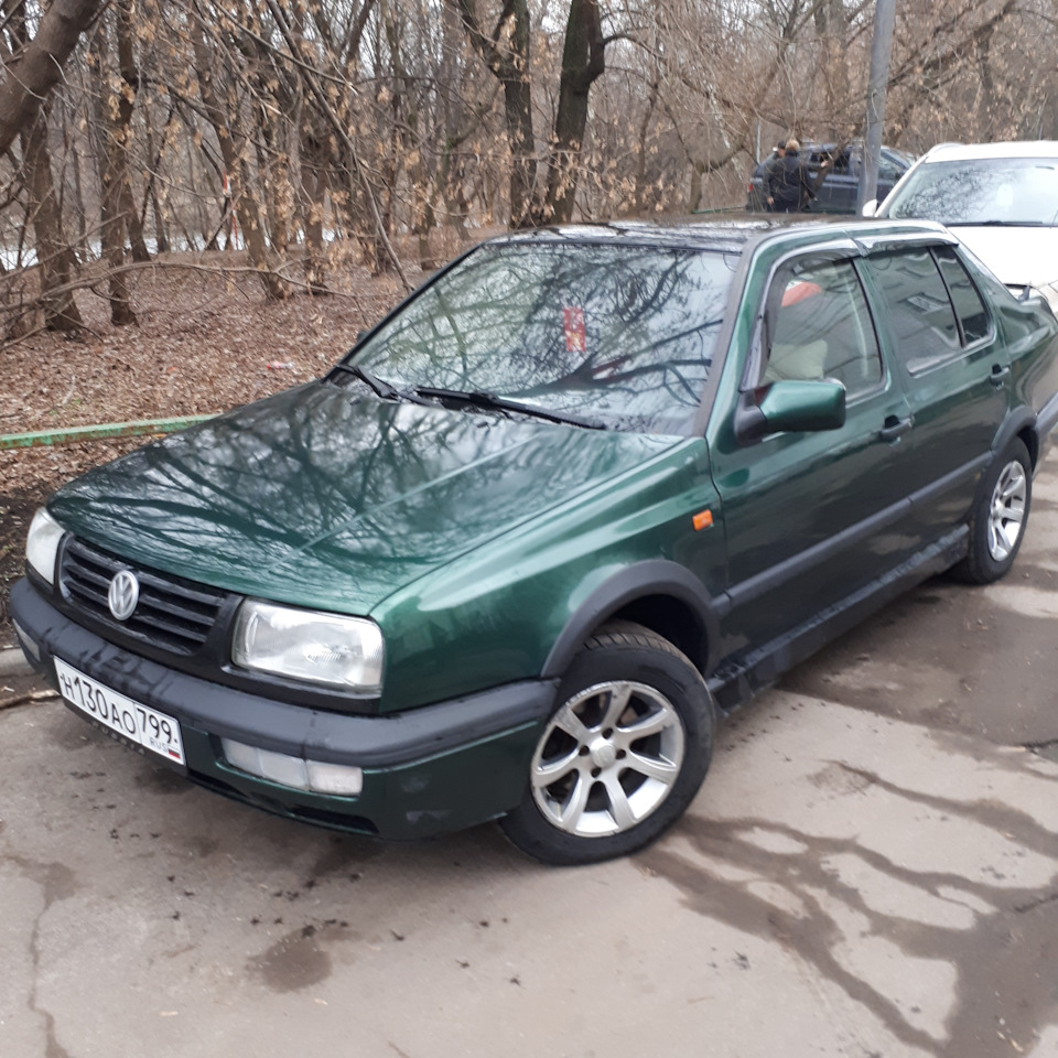 Volkswagen Vento зеленая