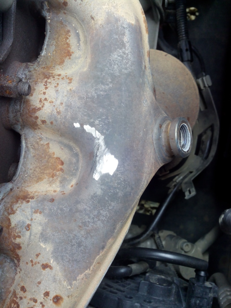 трещина в выпускном коллекторе. — Volkswagen Polo Sedan, 1,6 л, 2011 ...