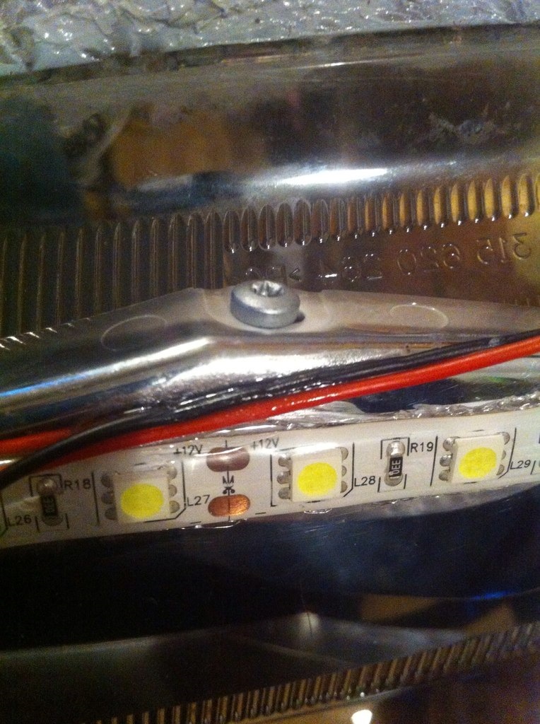 провода приклеил клеем чтоб не болтались — Honda Civic Hatchback (8G)