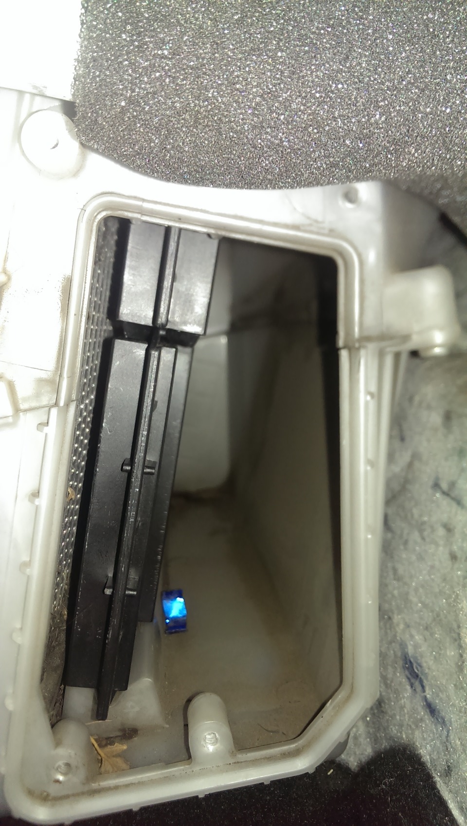 ЗАМЕНА САЛОННОГО ФИЛЬТРА - Mazda 3 (2G) BL, 1,6 л, 2012 года своими руками DRIVE