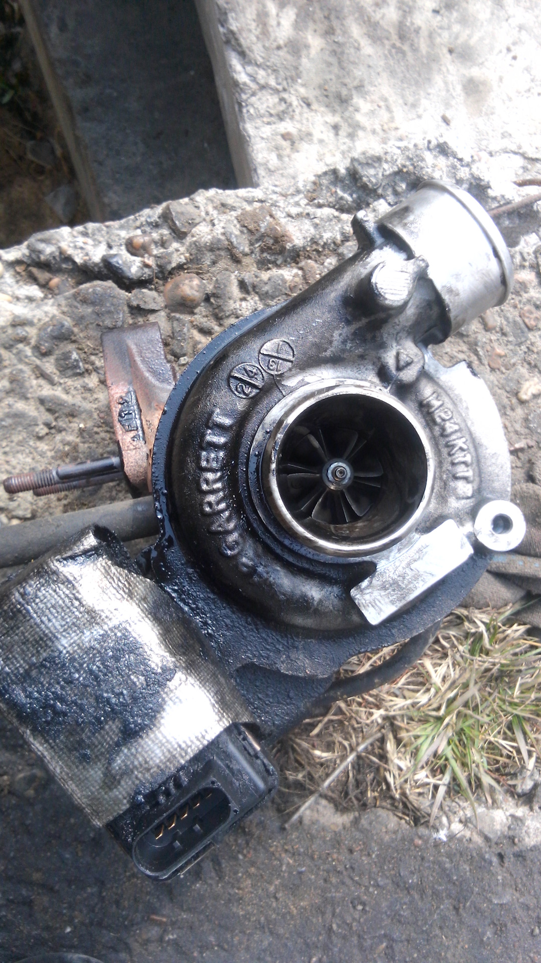 Прокладка турбины vivaro 2. Сливной маслопровод турбины. Турбокомпрессор. Потекла турбина. Патрубок турбины ямз 650.