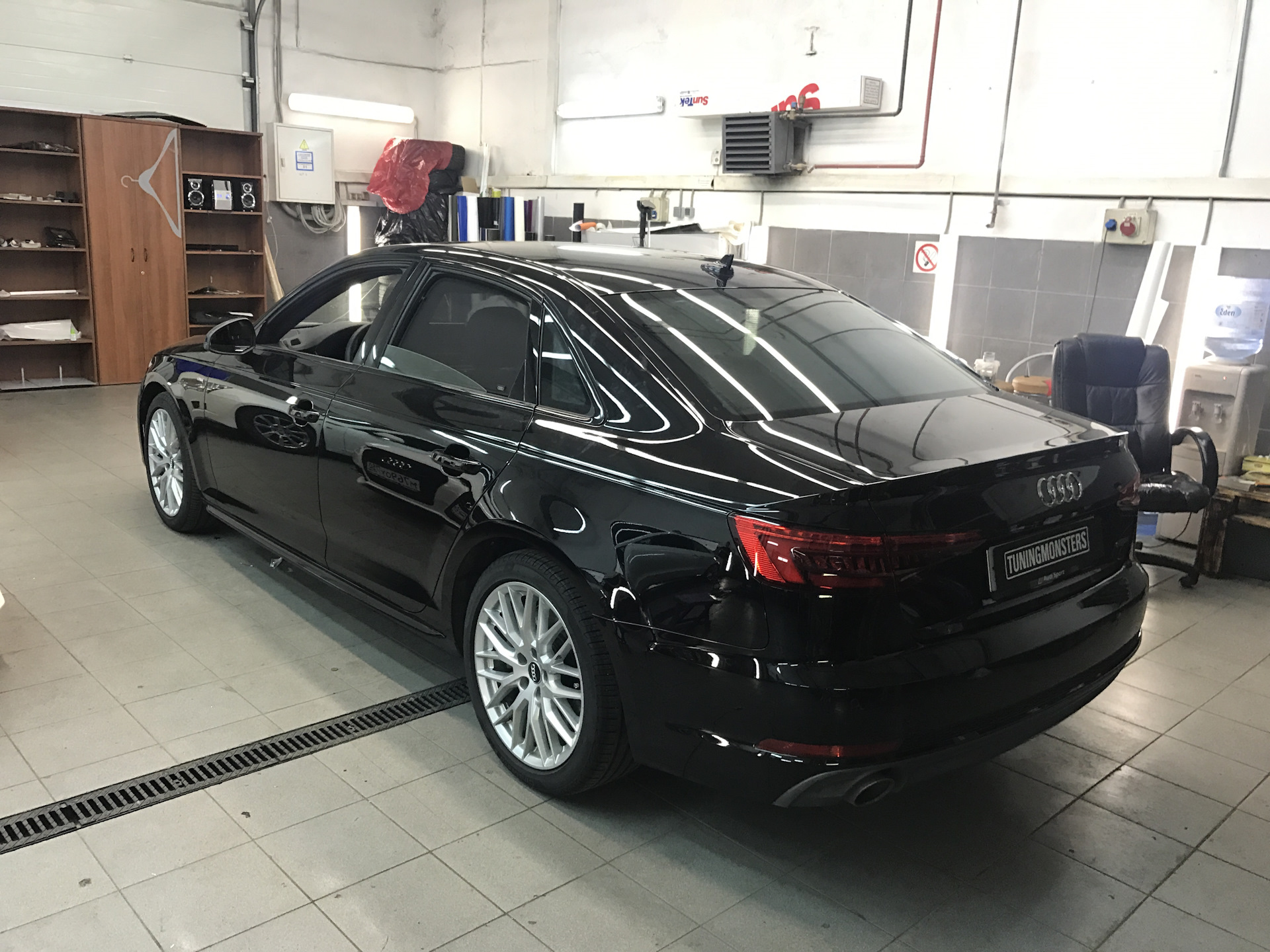 Audi a4 b9 черная