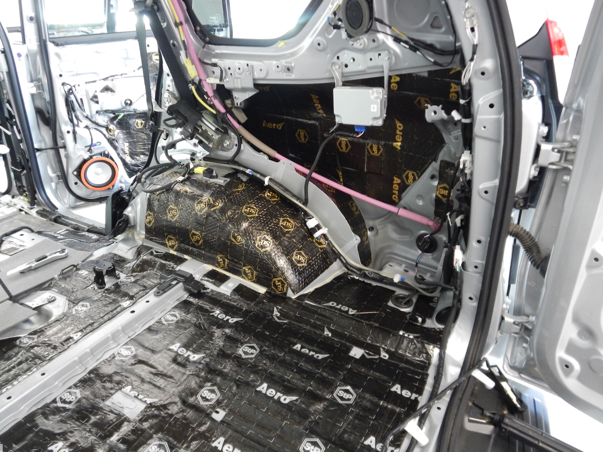 Шумоизоляция дизеля. Шумоизоляция prado 150 дизель. Шумоизоляция дизеля. Шумоизоляция пола хендай санта фе 2021. Прадо 120 шумоизоляция пол фото.