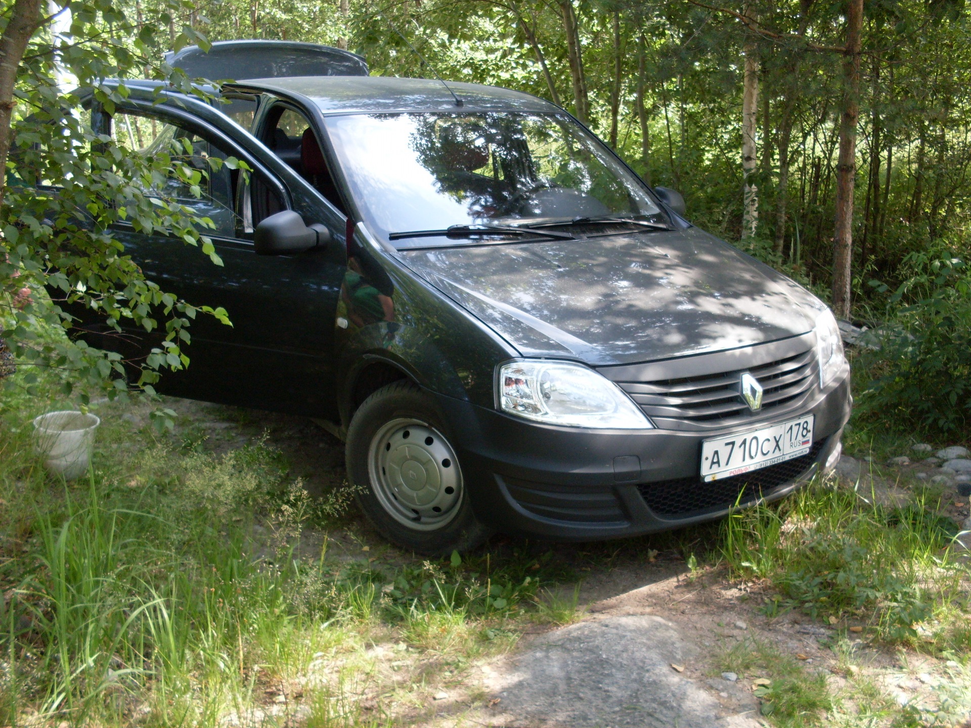 Логан на даче — Renault Logan (1G), 1,4 л, 2010 года | прикол | DRIVE2