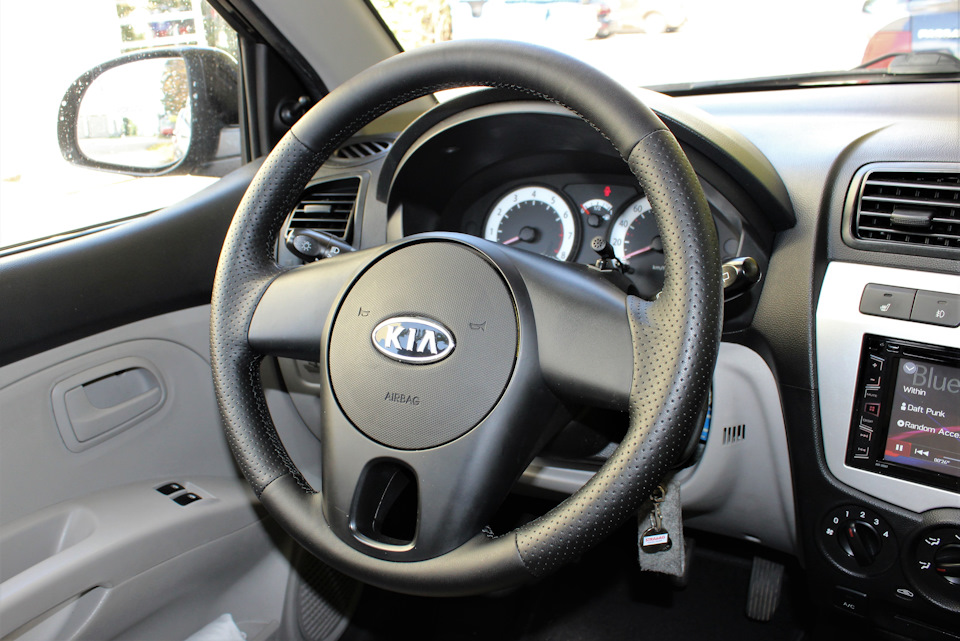Как снять эмблему с руля kia picanto