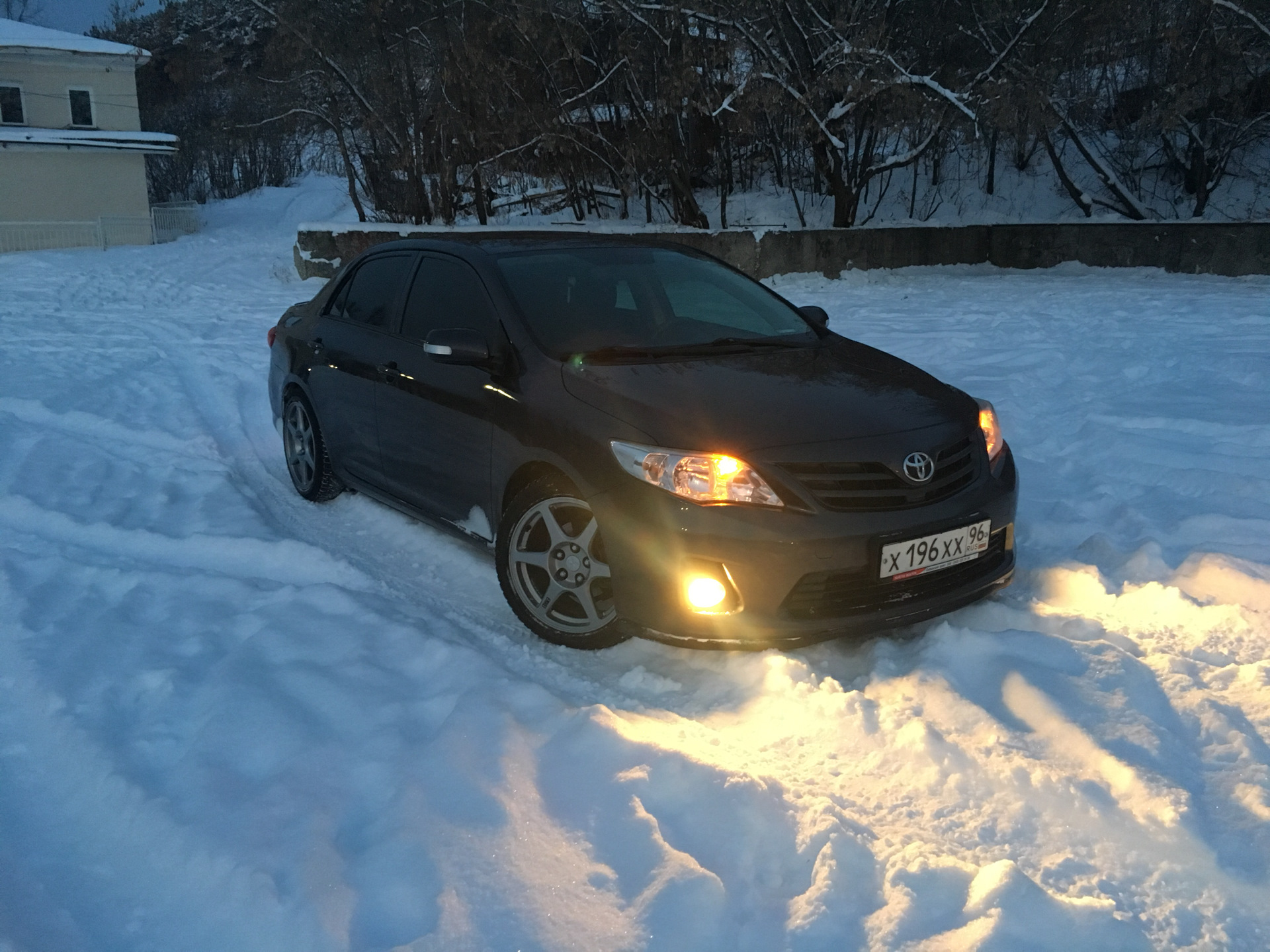 Королла зимой. Toyota Corolla 2008 зима. Тойота Королла 2008 ночь. Тойота Королла 2008 года зимой ночью. Тойота Королла 140 серебристая зимой ночью.